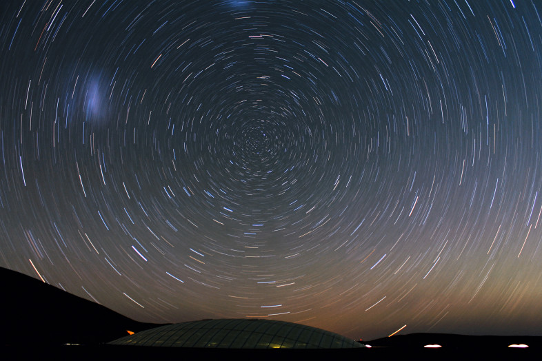 Stars_Circle_over_the_Residencia_at_Cerro_Paranal