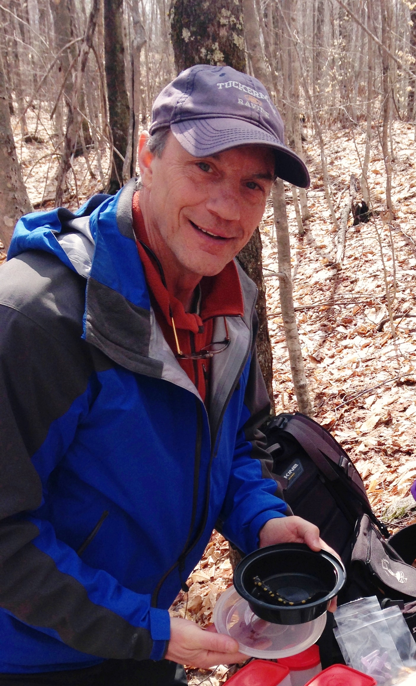 Steve Faccio, prepares to weigh a Spotted Salamander. / © Amanda Curtis)
